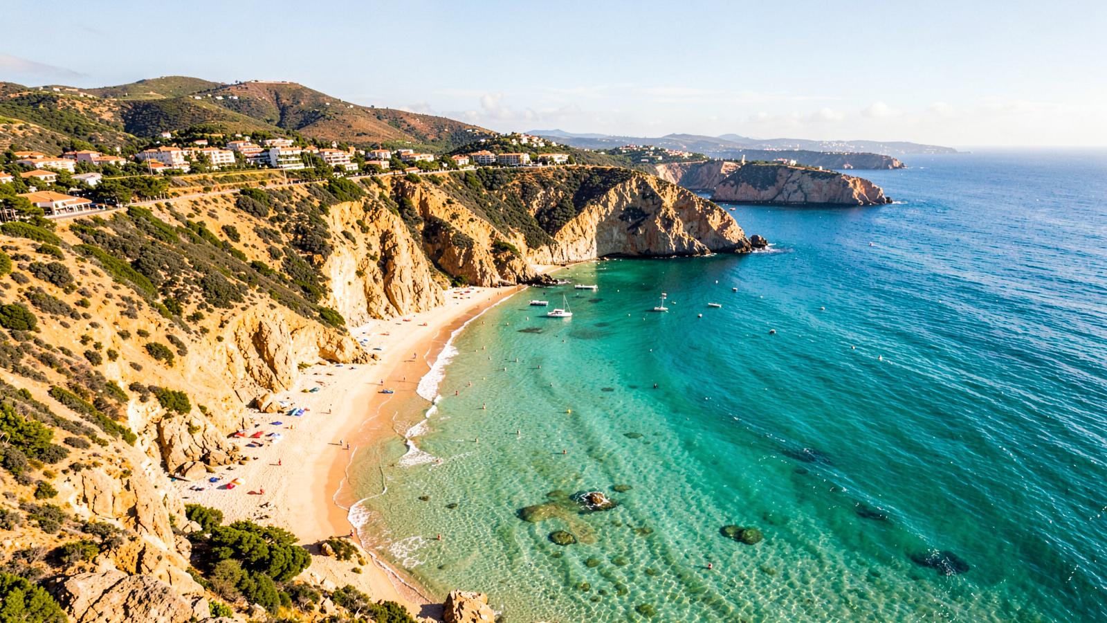Baai met gouden kliffen en turquoise water bij Lagos